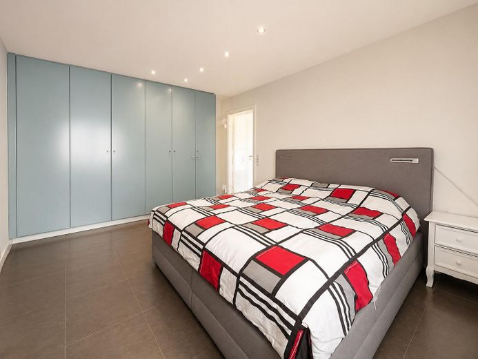 Modernisiertes Zweifamilienhaus mit zusätzlichem Wohnbereich – Schlafzimmer EG