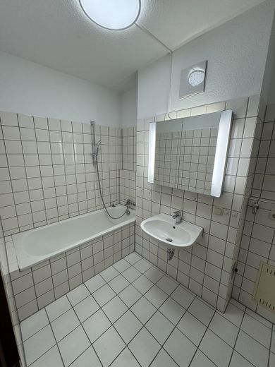 Tadilat sonrası ilk kullanım: 3,5 oda, büyük teras, yeni mutfak & kapalı otopark yeri – Bad