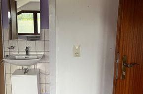 Ein-/ Zweifamilienhaus – Zimmer mit Waschbecken OG