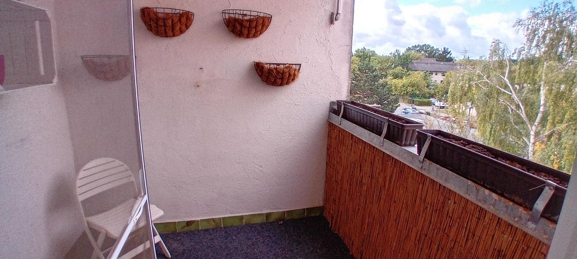 Leegstaande 2-kamerwoning, balkon, nabij Britzer Garten – Überdachter Balkon
