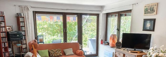 Geräumige 3 Zimmer Wohnung mit eigenem Garten und Garage – Wohnzimmer