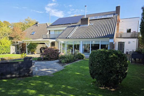 Israelsdorf: Verzorgde eengezinswoning met inwoning nabij natuurreservaat