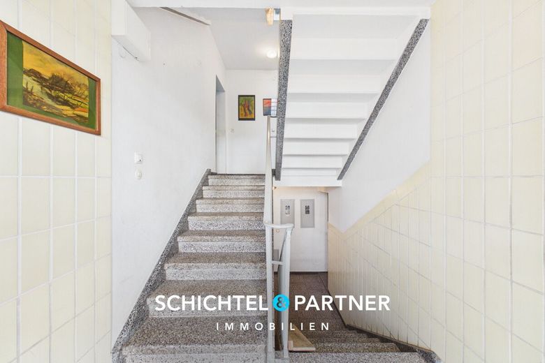 Mittelshuchting | Ansprechende 3-Zimmer-Wohnung mit Erbbaurecht – S&amp;P | Hausflur