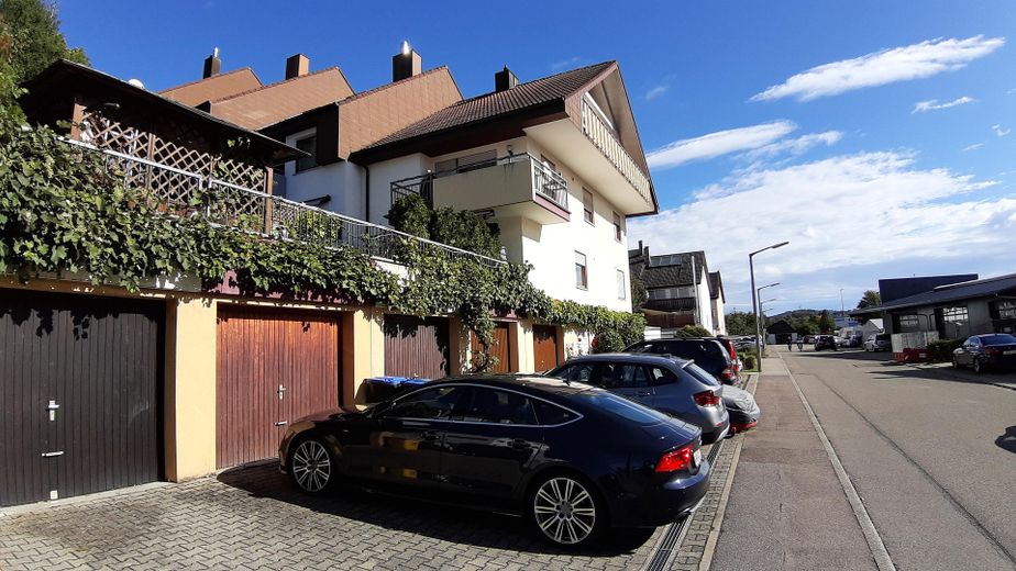 Garage mit Stellplatz 1