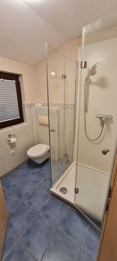 Wohnen wie im Urlaub: Mediterraner Bungalow in Blankenfelde-Mahlow – Duschbad OG