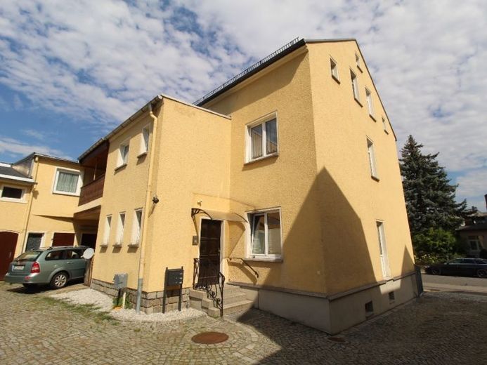 Freistehendes Haus mit 3 Etagenwohnungen + Stellplätzen im Hof + Grünfläche – फोटो 1