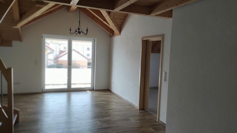 Wohnraum mit Blick zum Balkon