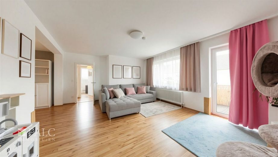 Familienfreundliche Wohnung in Rheinlage mit attraktivem Entwicklungspotenzial – Wohnzimmer