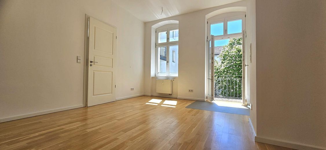 ruhige und helle 2-Zimmer-Wohnung in Toplage, bezugsfrei – Wohnzimmer Bild 1