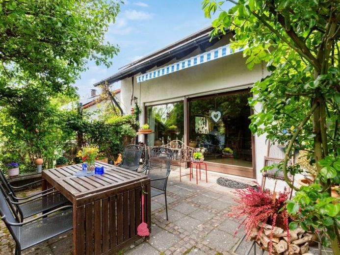 Solides Einfamilienhaus mit PV-Anlage und Wärmepumpe aus 2025 – Foto 1
