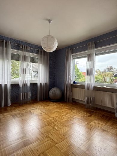 Modernes EFH mit Einliegerwohnung & Traumgarten | Provisionsfrei & bezugsbereit – 1. OG Gästezimmer