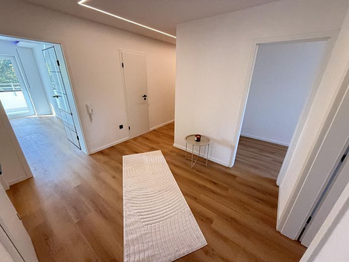 ERSTBEZUG - Vollständig sanierte 3-Zimmer-Wohnung mit Loggia und ca. 4 % Mietrendite in Nbg-Zabo – Flur