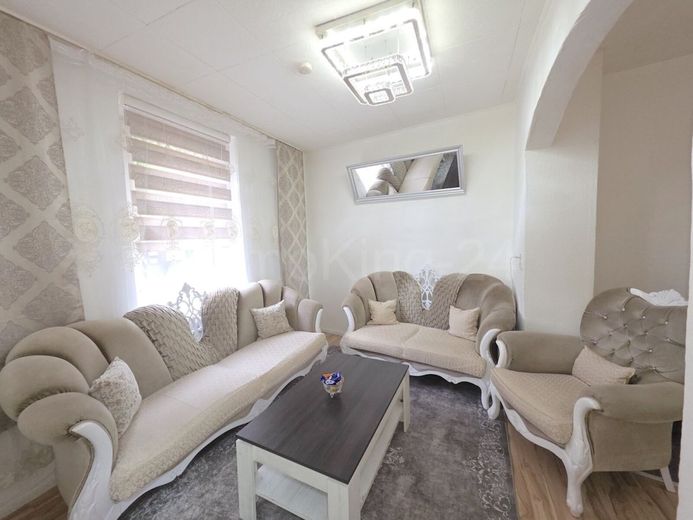 ++ SOLIDES EINFAMILIENHAUS + VIELE MODERNISIERUNGEN + ÜBERDACHTE TERRASSE IN GUTER LAGE!! ++ – WOHNZIMMER