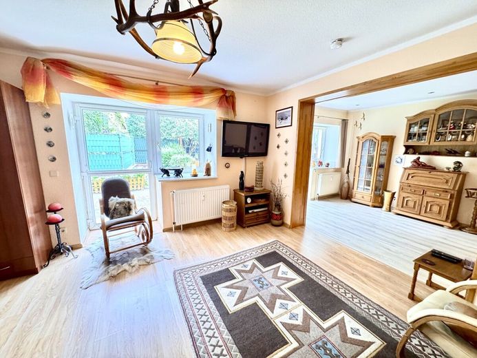 HORN IMMOBILIEN ++ großzügige Wohnung mit Terrasse und Garage in Grambow bei Löcknitz – Wohnzimmer