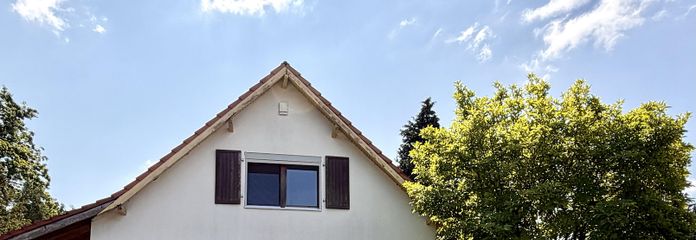 Freistehendes Einfamilienhaus mit Photovoltaikanlage auf sonnigem Grundstück in Berlin-Wittenau – Straßenseitige Ansicht