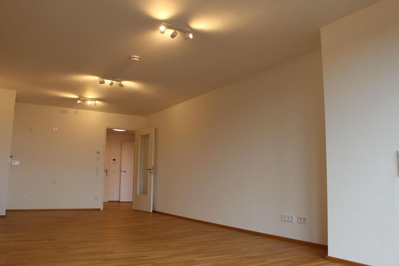 Erstbezug: Exklusive, sonnige 2-Zimmer-Wohnung mit Balkon mit Elbblick in Bestlage im Marina Garden! – Wohnbereich und Küche