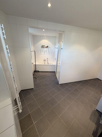Appartement lumineux de 3,5 pièces à Sasel | Balcon exposé sud-ouest & 2 places de stationnement en parking souterrain – Hauptbadezimmer/Wäsche