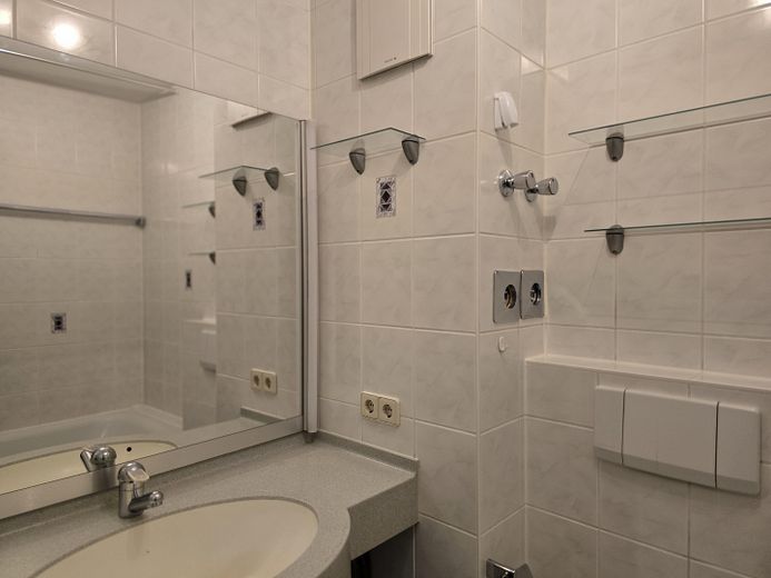 Möblierte 2-Zi. EG-Wohnung in Bockenheim am Niddapark von privat – Bad 3