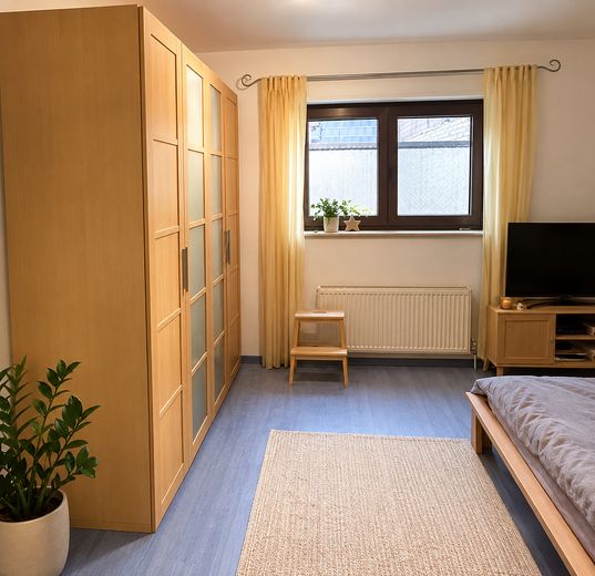 من المالك الخاص! منزل عائلي منفصل مع شقة ملحقة في موقع هادئ – Einliegerwohnung Schlafzimmer