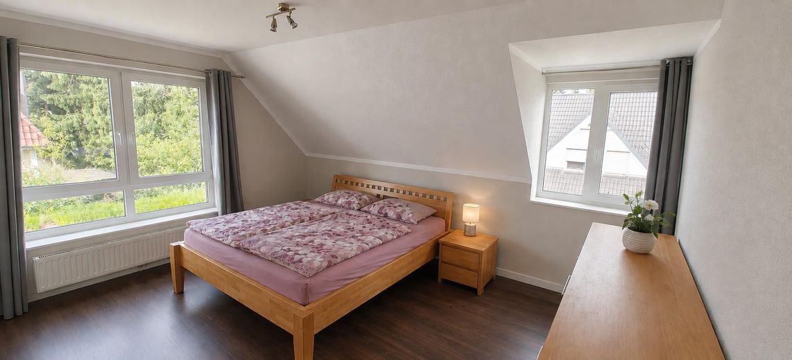 Gepflegte Doppelhaushälfte mit Einzelhauscharakter, EEK A und hochwertiger Ausstattung – Schlafzimmer (KI bearbeitet)