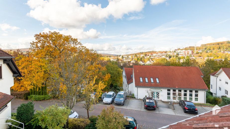 Niedernhausen, Am Schäfersberg. 3,5 Zi-Wohnung im 3-Familienhaus mit 2Garagen, 31qm Balkon & Garten – Blick von Terrasse