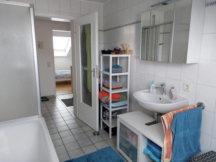 Dicht bij de stad, maar toch midden in het groen: lichte, rustige 3-kamerwoning – Bad