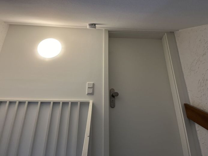 شقة مريحة ومكيّفة في الطابق العلوي مع حمّام مضاء بضوء النهار وشرفة جنوبية – Wohnungseingangstür