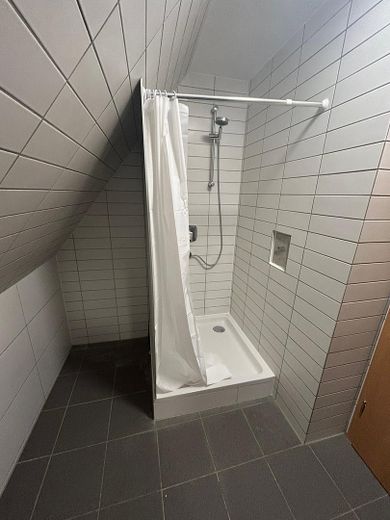 2,5 Zi. DG-Wohnung (auch als WG geeignet) – Bad / WC
