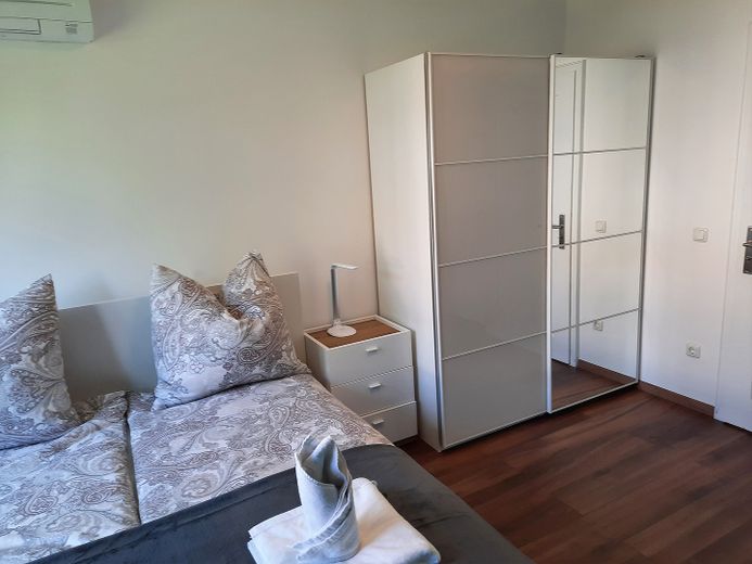 Möblierte Wohlfühloase in Augsburg-Göggingen – Perfekt als Ferienwohnung – 2. Schlafzimmer Schrank
