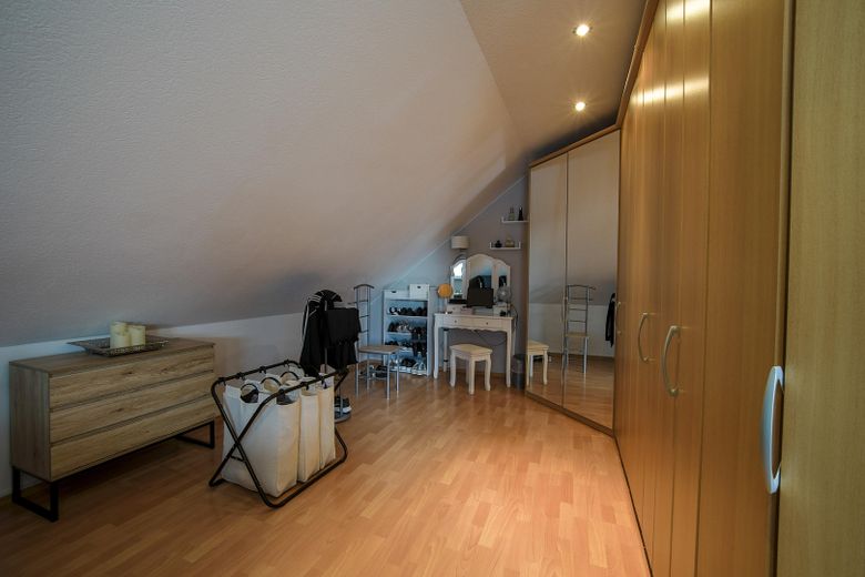 Außergewöhnliche 2-Zimmer-Dachgeschosswohnung mit Kamin, Vollbad, Balkon & ausgebautem Dachboden – Schlafzimmer_Bild3