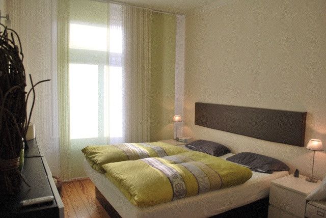3 pok. mieszkanie w starej zabudowie Eimsbüttel, zmodernizowane, wysokie sufity, drewniane deski, sztukaterie, ok. 70 m², wolne/gotowe do zamieszkania – Schlafzimmer zum Innenhof