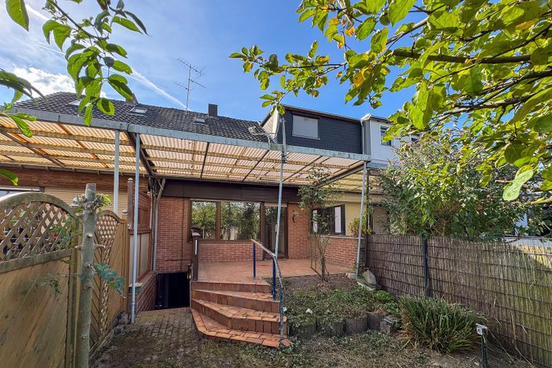 REIHENHAUS – DOPPELGARAGE – TERRASSE – GARTEN – RENOVIERUNGSBEDÜRFTIG – Ausbaureserve DG