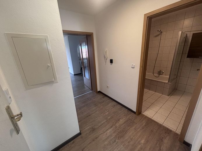 Charmante 2-Zimmer-Wohnung mit Balkon, Stellplatz und Einbauküche – Erstbezug nach Renovierung – Flur