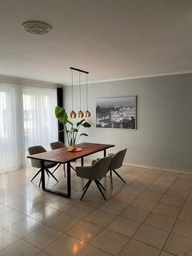 Exklusives City-Apartment mit großzügiger Wohnloggia in Top-Lage – Akt. Einrichtung Wohnraum