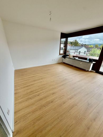Vollständig frisch renovierte 4-Zimmer-Wohnung mit Balkon und neuer Einbauküche – Wohn-/ Esszimmer ca. 23 m²