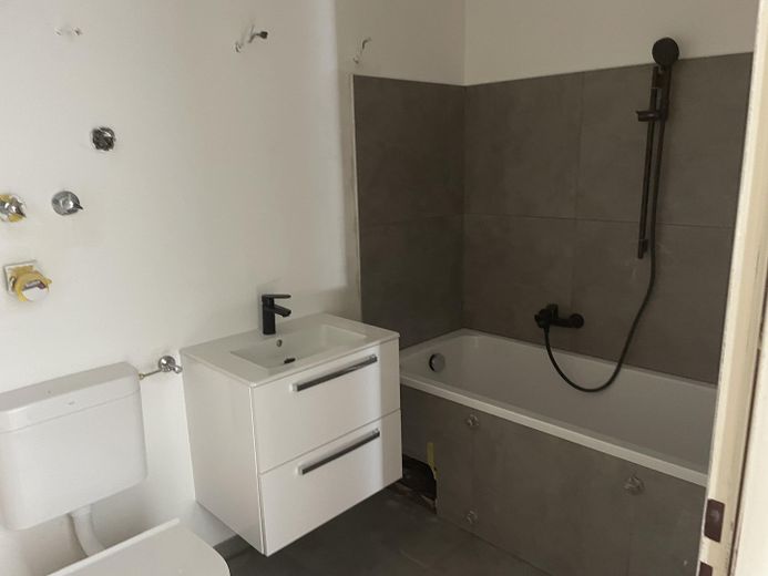 Germering - lichte, ruime 4-kamerwoning – Badezimmer
