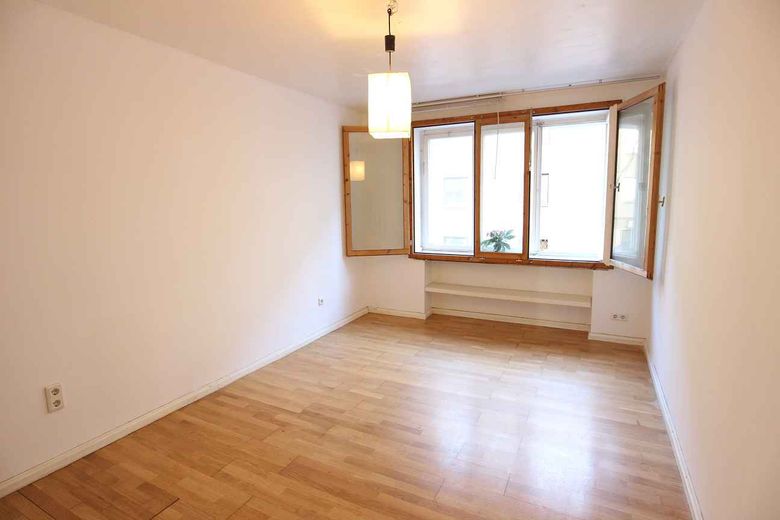 Aydınlık 38 m² Düsseldorf merkezde – Schlafzimmer