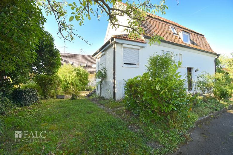 Großes Grundstück mit Handwerkerhaus – Außenansicht