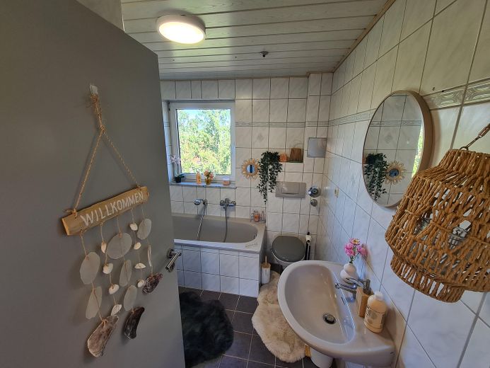 Balkonlu, otoparklı ve yeni doğalgaz kat kaloriferli 3 odalı daire | 50,90 m² – Badezimmer