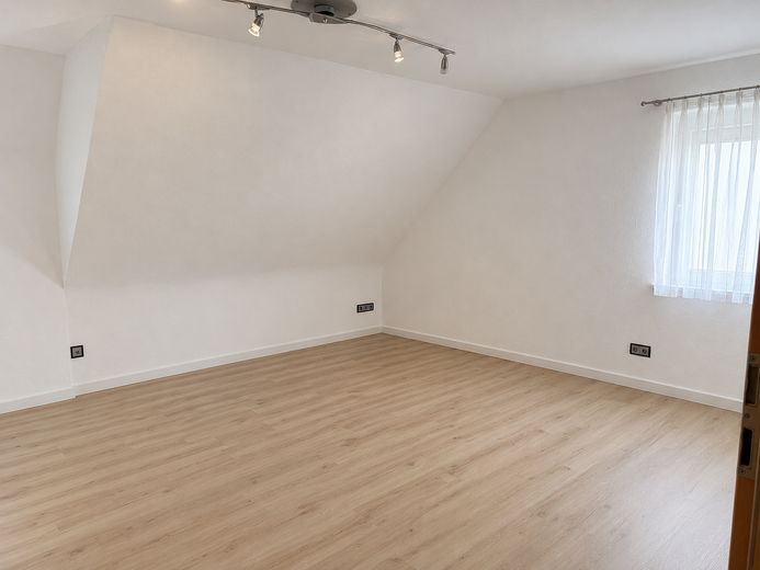 Frisch renovierte 3 Zimmer Wohnung Dachgeschoss nahe Stadtpark zur Erholung für Familen und Paare – Zimmer 222