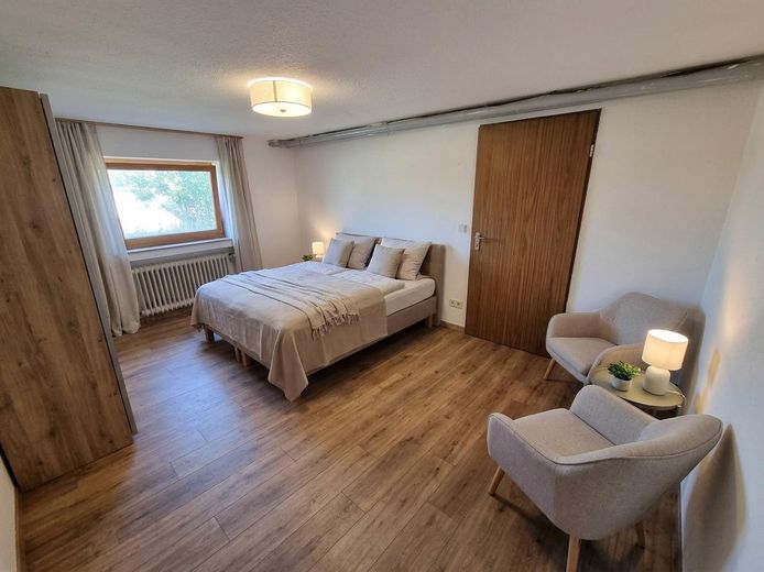 Großzügiges Einfamilienhaus mit 4 Garagen – Provisionsfrei – Ideal für große Familien – UG Gästezimmer KI-generiert