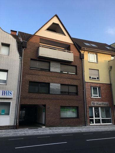 Wohnen im Zentrum – 3-Zimmer-Wohnung mit Balkon und Einbauküche in Langenfeld – Haus