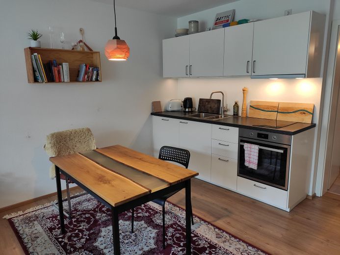 Appartement moderne d'une pièce avec balcon dans la vieille ville – Wohn-/Schlafraum mit EBK