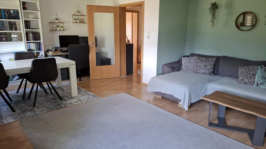 Casa bifamiliar independiente con apartamento y 3 garajes – Obergeschoß Wohnzimmer
