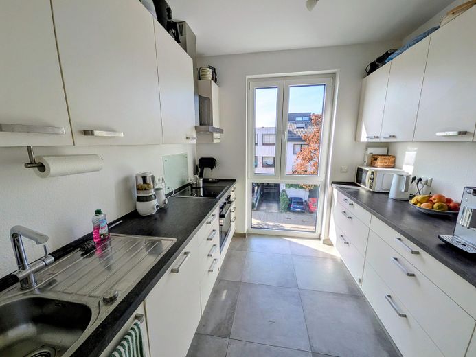 Moderne, helle und energieeffiziente 4-Zimmer-Wohnung mit Tiefgaragenstellplatz und Loggia – Kochen