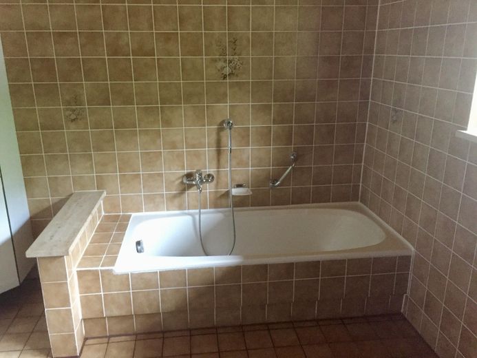 Günstige 4,5-Zimmer-Wohnung mit Balkon, Garten und Wärmepumpe in Obereichstätt zu vermieten – Badewanne