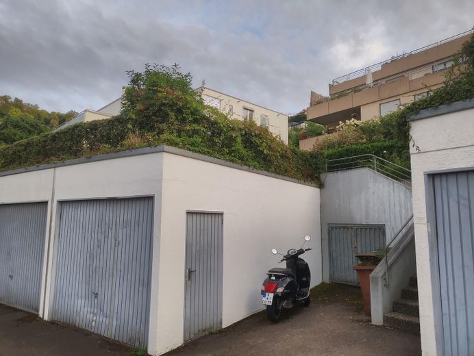 3-Zimmer Maisonette Wohnung in Stuttgart Süd mit grosser Terrasse, Aussicht und Garage – Garage mit Seiteneingangstüre