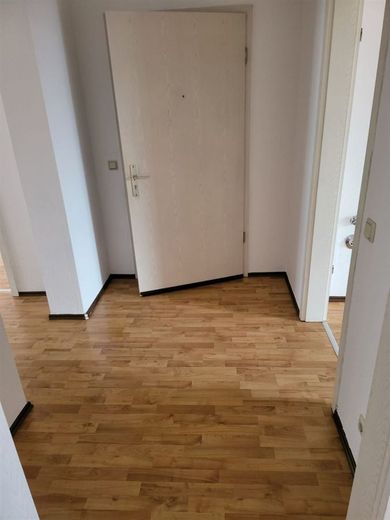 Großzügige 2-Zimmer mit Balkon, EBK, Wannenbad und Laminat in zentraler Lage! SP mgl. – Foto Nachbarwohnung