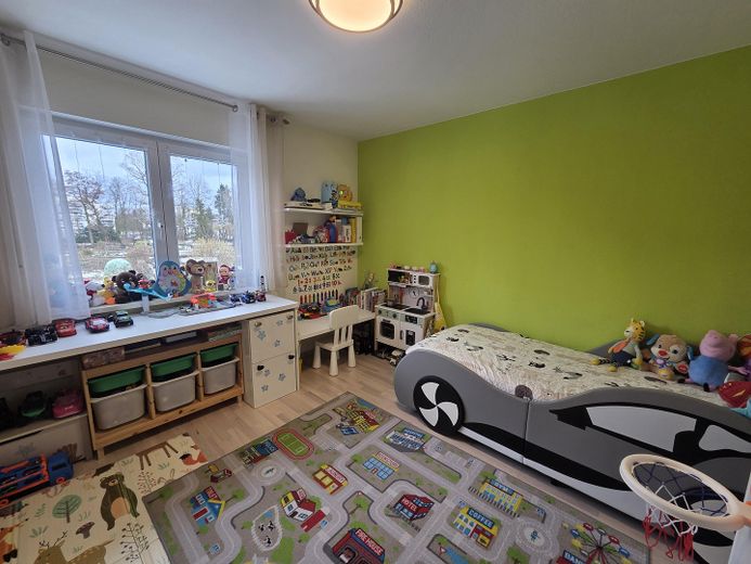 Hausgefühl statt Wohnung: Moderne 3-Zi.-Maisonette mit Garten, Terrasse & Balkon (BJ 2013) – Kinder-/Schlafzimmer