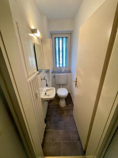 Helle 3-Zimmer-Wohnung mit Blick ins Grüne, überdachtem Balkon, Aufzug und TG in Nürnberg-Langwasser – Gäste WC